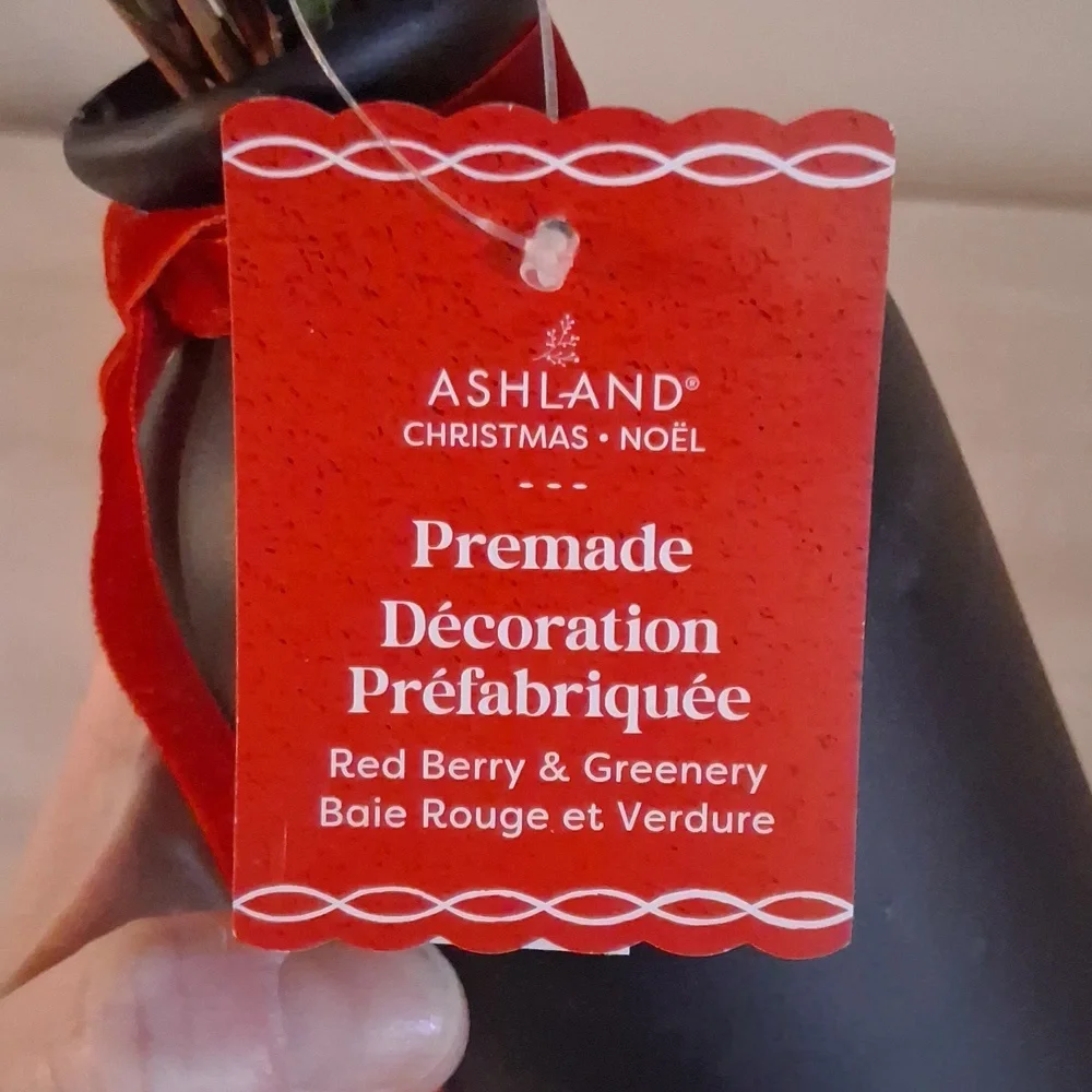 NWT Ashland Premade Red Berry & Greenery In Black Ceramic Vase!!